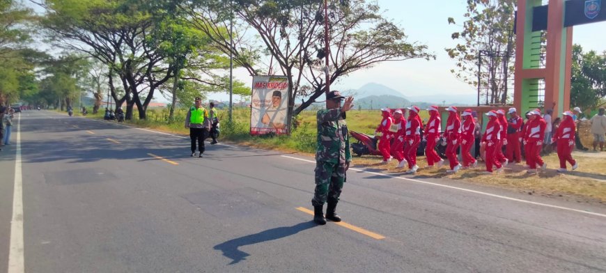 Anggota Koramil Margasari Amankan Lomba Gerak Jalan Tingkat SMA