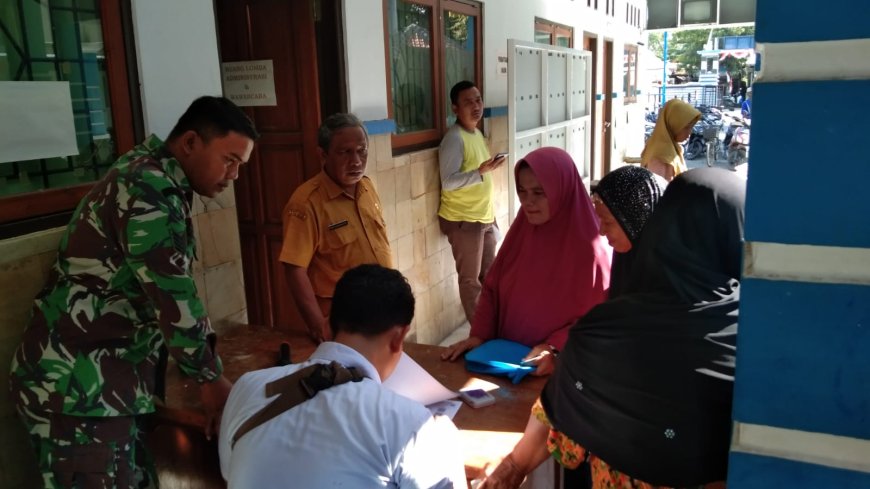 Babinsa Serma Yanuar Dampingi Pembagian Beras Bantuan Pangan Pemerintah