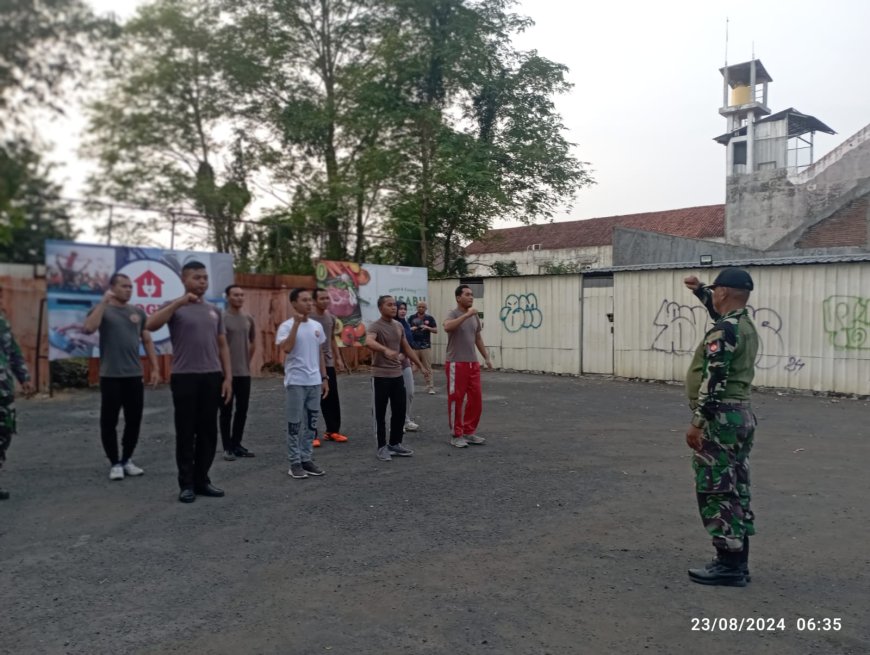 Tingkatkan Kerjasama, Babinsa Slawi Latih PBB Security