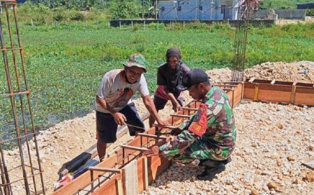 Ringankan Beban Pekerjaan Babinsa Muara Tami Bantu Bangun Rumah Warga Binaan