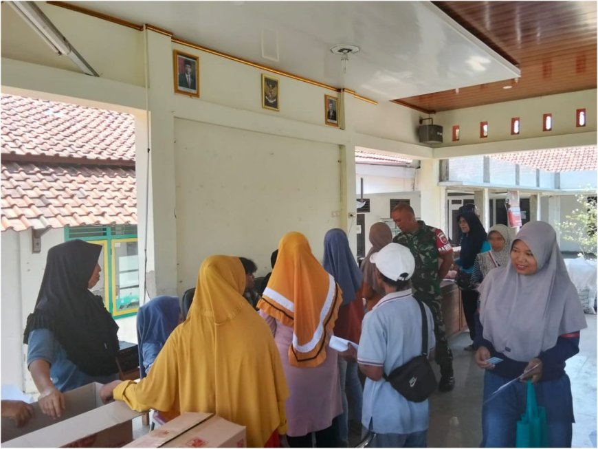 Babinsa Lebaksiu Damping Pendampingan Penyaluran Bantuan Pangan Pencegahan Stunting