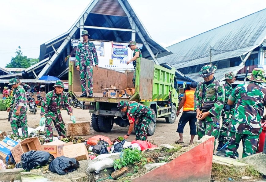 Kurangi Wabah Penyakit Babinsa Koramil Sentani Karya Bakti Bersihan Sampah Di Area Pasar Baru