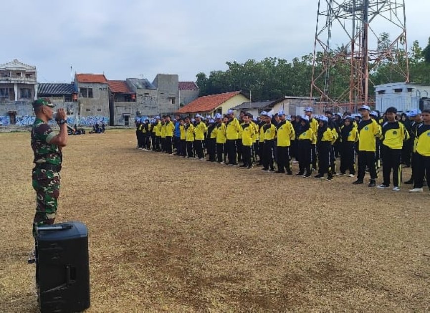 Anggota Koramil Margasari Berikan Latihan Dasar Kepemimpinan Siswa SMK Bhakti Praja
