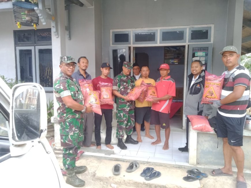 Danramil 13 Banjarmangu Dampingi Penyaluran Bibit Padi untuk Poktan Merawu Makmur