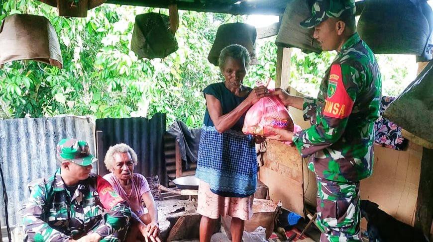 Babinsa Koramil Waris Beri Bantuan Sembako Penuhi Kebutuhan Masyarakat Di Wilayah Binaan
