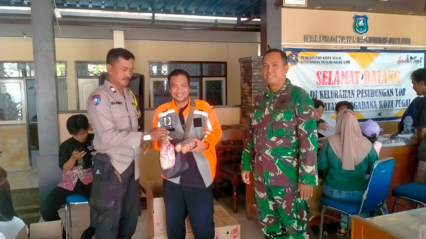 Peduli Stunting, Babinsa Koramil Sumrpanggang Damping Penyaluran Makanan Tambahan