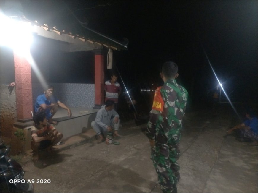 Babinsa Koramil 17 Balapulang Sambangi Pos Ronda, Beri Motivasi Jaga Keamanan