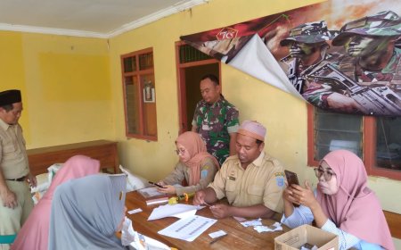 Babinsa Koramil Margasari Dampingi Pembagian Bantuan Beras Di Desa Wanasari