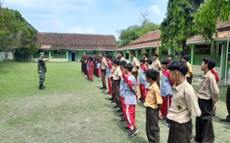 Ajarkan Disipilin, Babinsa Koramil Kedungbanteng Berikan Materi PBB