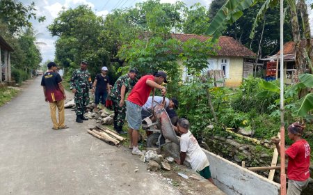Babinsa Bantu Perbaiki Saluri Irigasi Pertanian