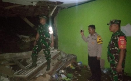 Tembok Ruang Kelas MI GUPPI 1 Karangkobar Jebol Tertimpa Talud Longsor