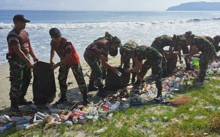 Sambut Hari Jadi Korem 172/Praja Wira Yakthi Ke 61, Ratusan TNI-Polri Grebek Sampah Pantai Holtekamp