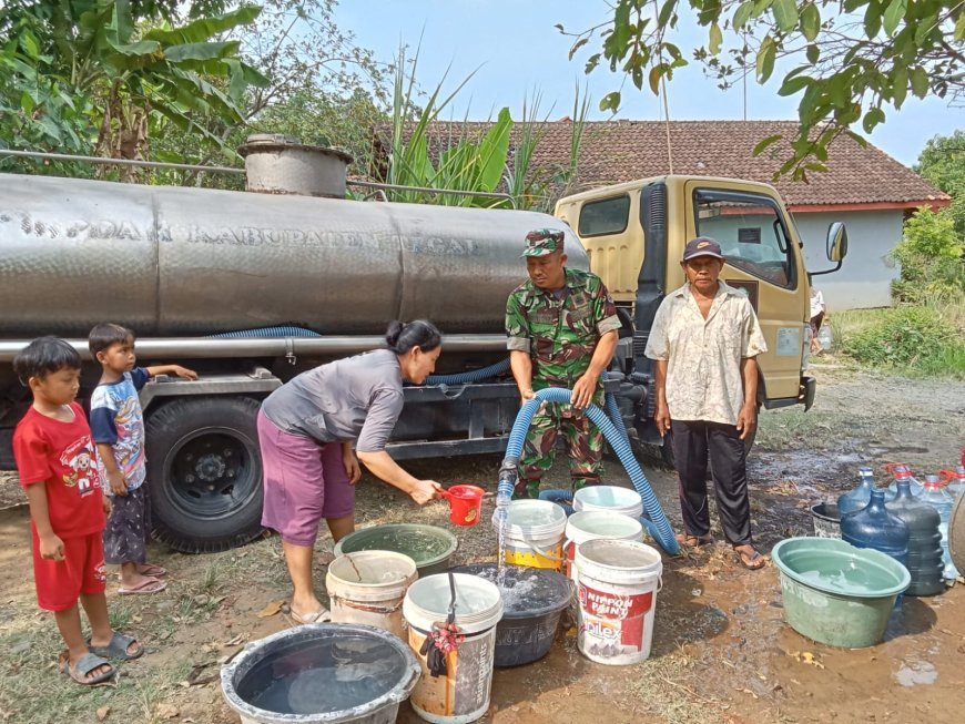 Babinsa Peltu Wantoro Dampingi Pendistribusian Air Bersih