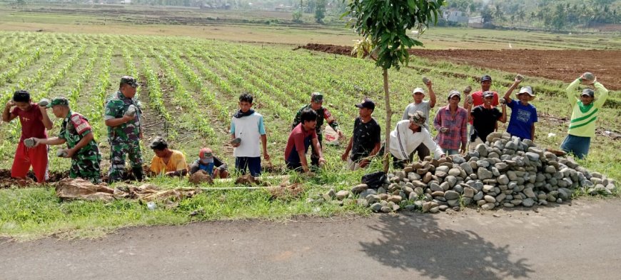 Babinsa Koramil 09 Susukan Bantu Pengerjaan Saluran Irigasi