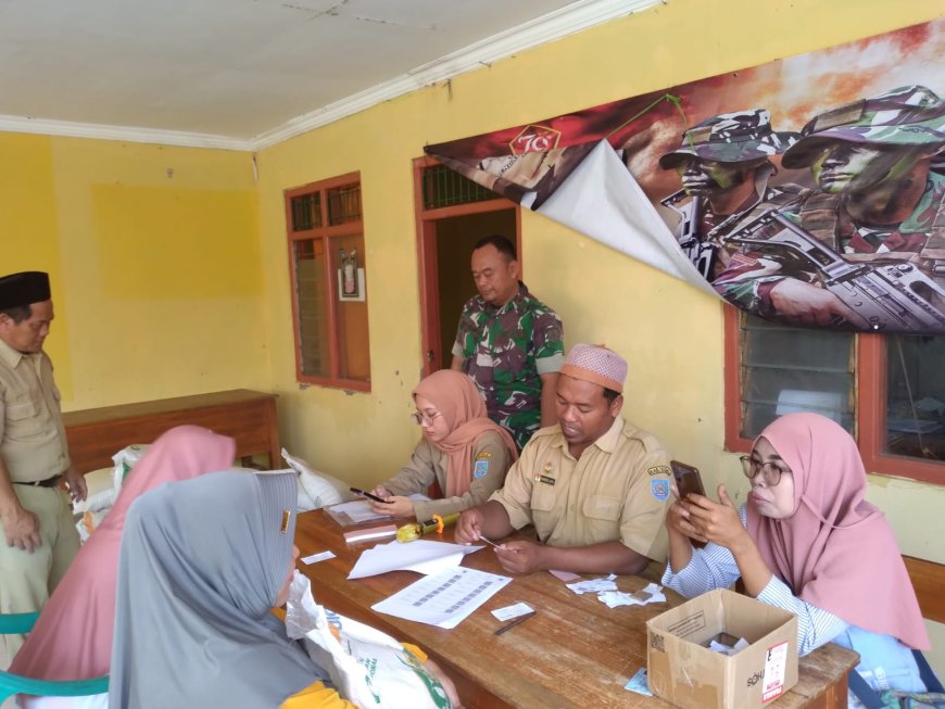 Babinsa Koramil Margasari Dampingi Pembagian Bantuan Beras Di Desa Wanasari