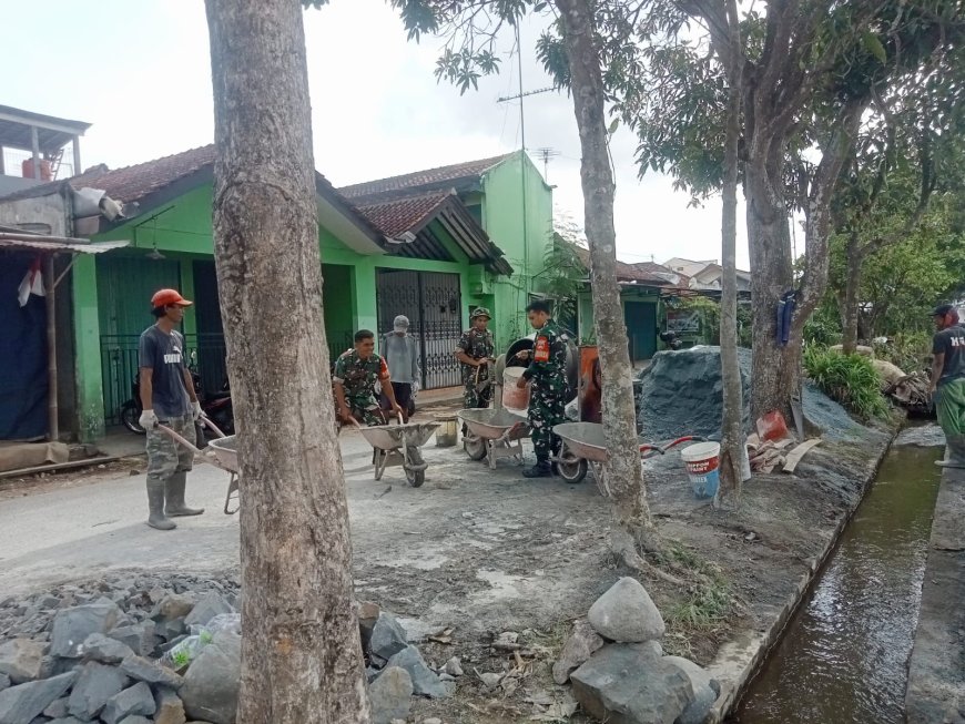 Babinsa Bantu Pengecoran Irigasi Untuk Pertanian