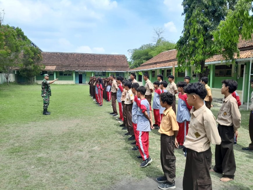 Ajarkan Disipilin, Babinsa Koramil Kedungbanteng Berikan Materi PBB
