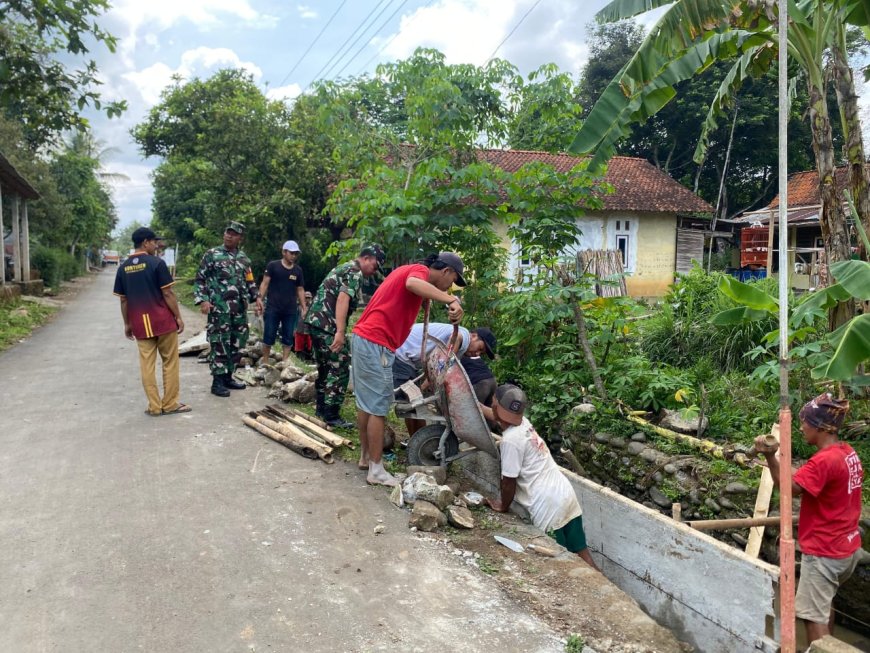 Babinsa Bantu Perbaiki Saluri Irigasi Pertanian