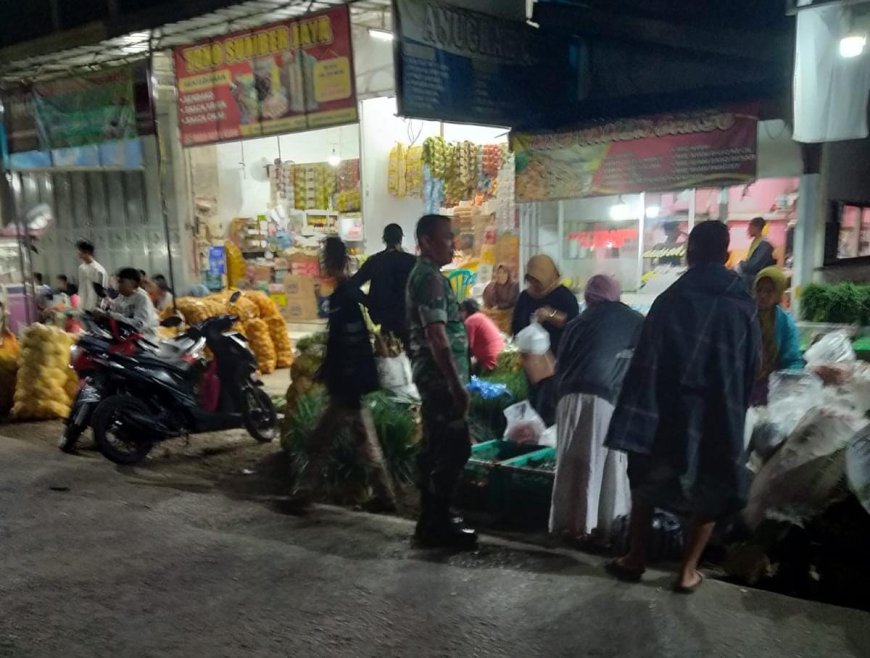 Babinsa Koramil 19 Bumijawa Melaksanakan Komsos Dengan Pedagang Sayur