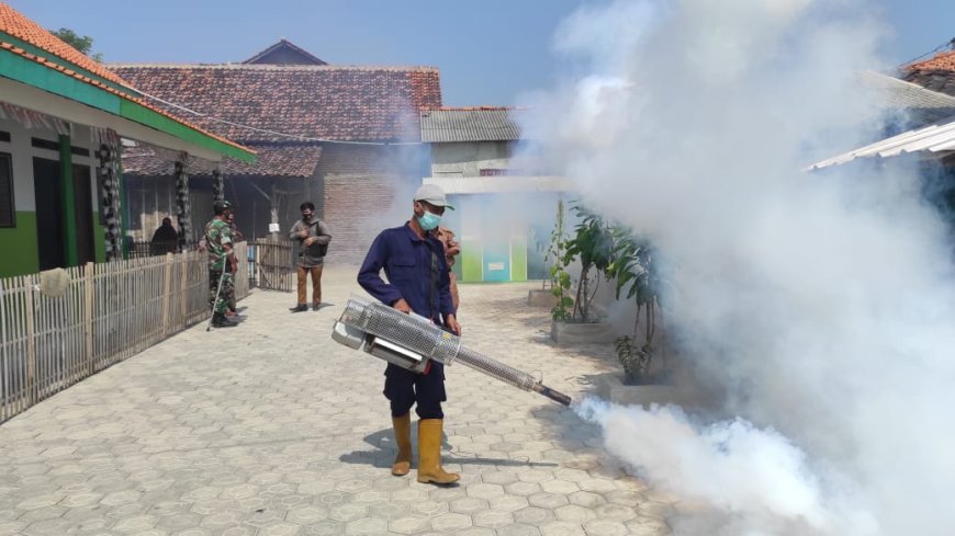 Cegah DBD Babinsa Koramil Suradadi Dampingi Fogging Di Desa Binaan