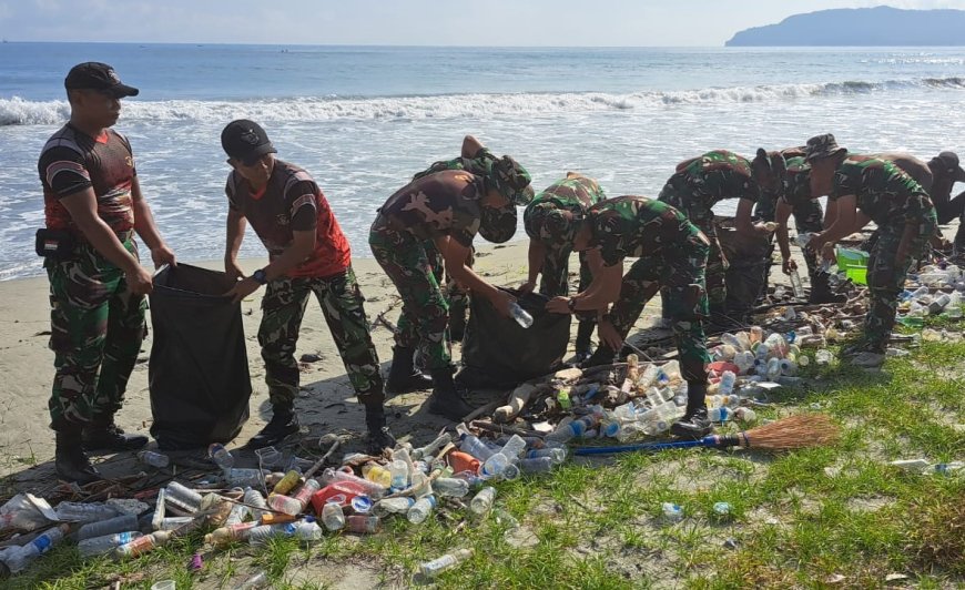 Sambut Hari Jadi Korem 172/Praja Wira Yakthi Ke 61, Ratusan TNI-Polri Grebek Sampah Pantai Holtekamp