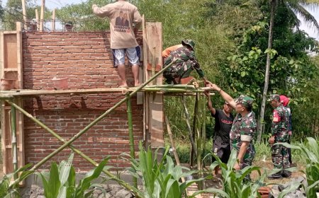 TNI Bersama Petani Bangun Rumah Pompa di Susukan