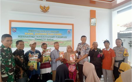 Babinsa Lebaksiu Dampingi Penyaluran Benih Padi Dan Jagung