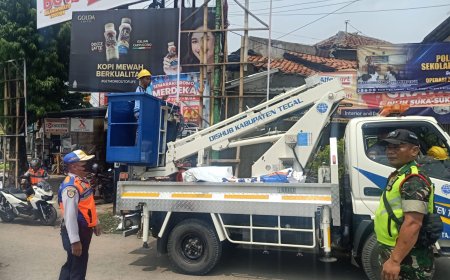 Anggota Kodim Tegal Bantu Penertiban Alat Peraga Kampanye Pilkada 2024