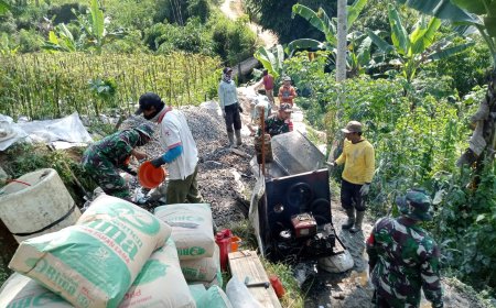 TNI dan Warga Gotong Royong Bangun Jalan Usaha Tani di Pagentan