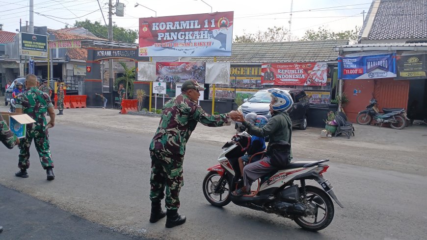 Koramil Pangkah Bagikan Nasi Ponggol Kepada Warga