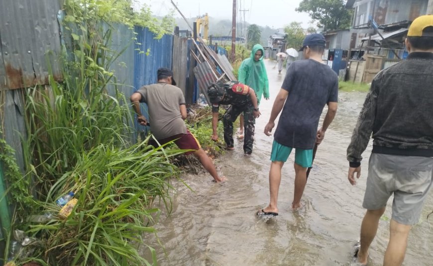 Babinsa Koramil Abepura Bersama Warga Bersihkan Saluran Air Tersumbat Antisipasi Banjir di Musim Hujan