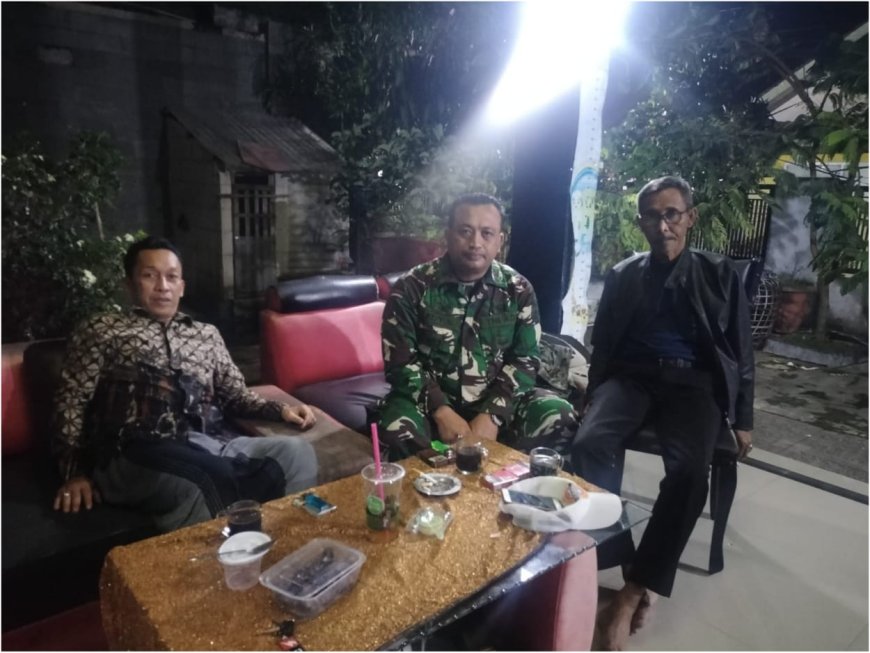 Menjalin Silaturahmi Dan Kedekatan, Babinsa Bersama Kasitrantib Sambangi Rumah Kades
