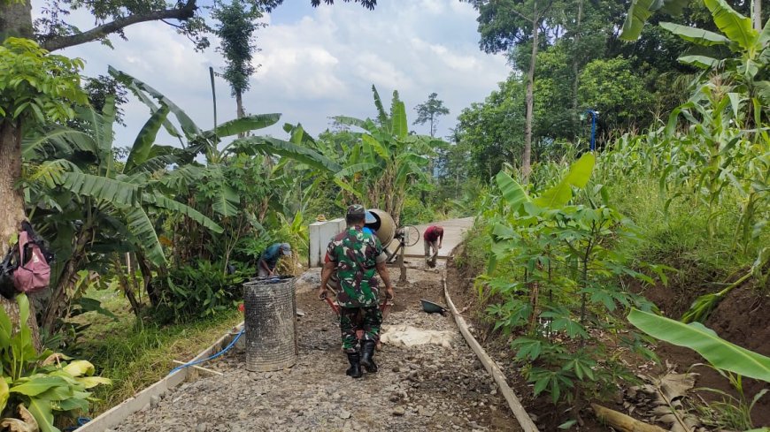 Babinsa Koramil Bumijawa Bersama Warga Gotong Royong Perbaiki Jalan Rusak
