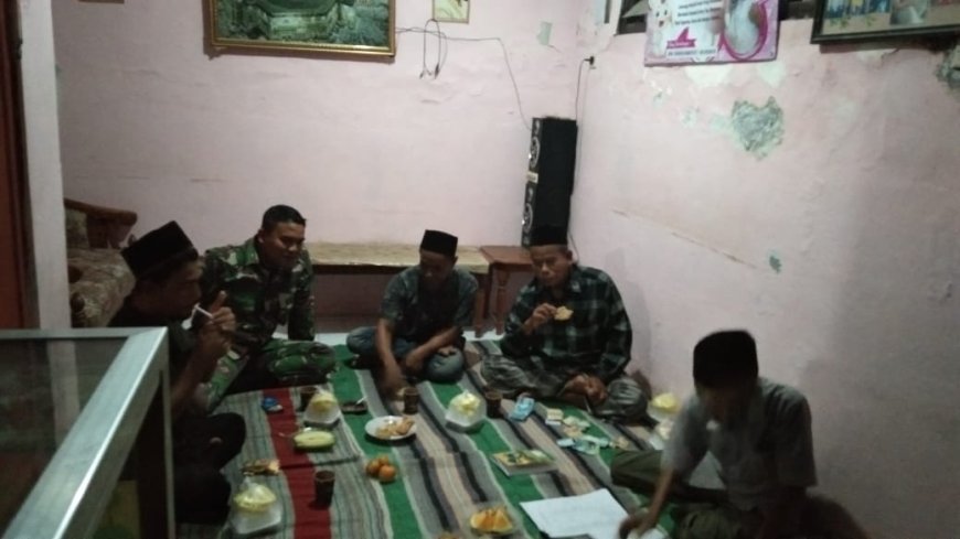 Hadiri Pertemuan Rutin RT Desa Binaan, Inilah Harapan Babinsa Koramil Tegal Selatan