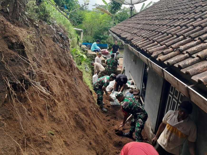 Wujud Nyata Kemanunggalan TNI-Rakyat dalam Pembuatan Talud di Karangkobar
