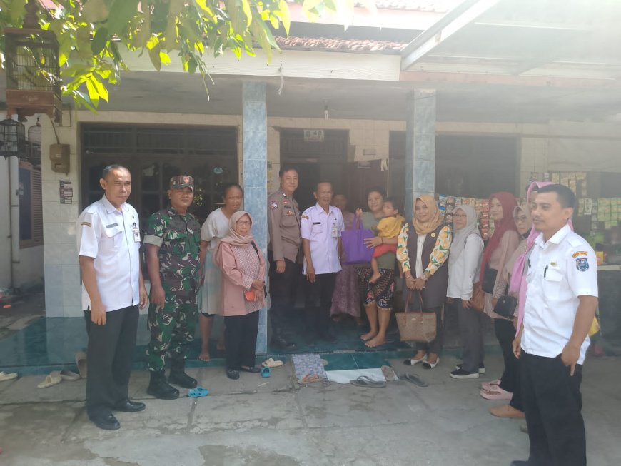 Babinsa Sertu Sumalan Dampingi Penyaluran Bantuan Kepada Anak Stunting