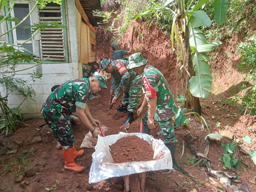Danramil 09 Susukan Pimpin Kerja Bakti Pembersihan Material Longsor