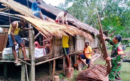 Harmoni Babinsa Kemtuk Gresi dan Warga  Perbaikan Atap Rumah Di Kampung Soaib