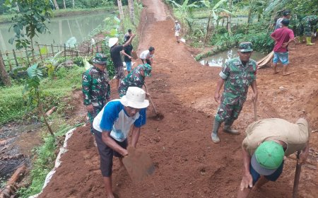 Danramil 08 Purwanegara Pimpin Karya Bakti Pembuatan Jalan Usaha Tani di Desa Mertasari
