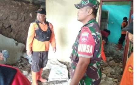 Anggota Koramil Bumijawa Bantu Evakuasi Rumah Warga Terdampak Longsor