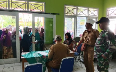 Pastikan Lancar, Babinsa Bumijawa Dampingi Penyaluran Bantuan Beras