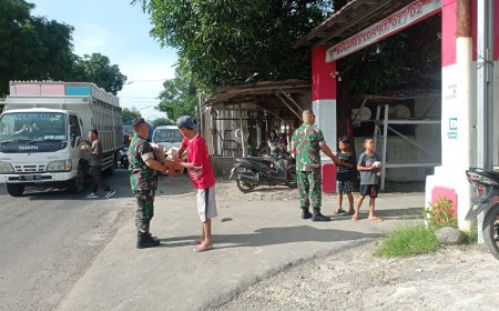 Jumat Berkah, Koramil Pangkap Bagikan Nasi Kepada Pengguna Jalan