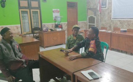 Babinsa Koramil 11/Pangkah melakukan komsos dengan Linmas untuk menjaga keamanan dan ketertiban lingkungan