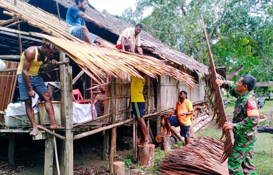 Harmoni Babinsa Kemtuk Gresi dan Warga  Perbaikan Atap Rumah Di Kampung Soaib