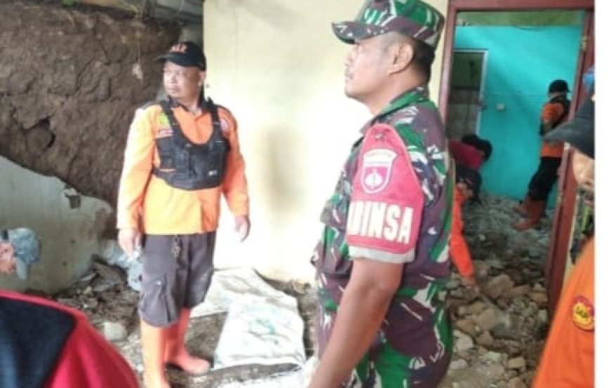 Anggota Koramil Bumijawa Bantu Evakuasi Rumah Warga Terdampak Longsor