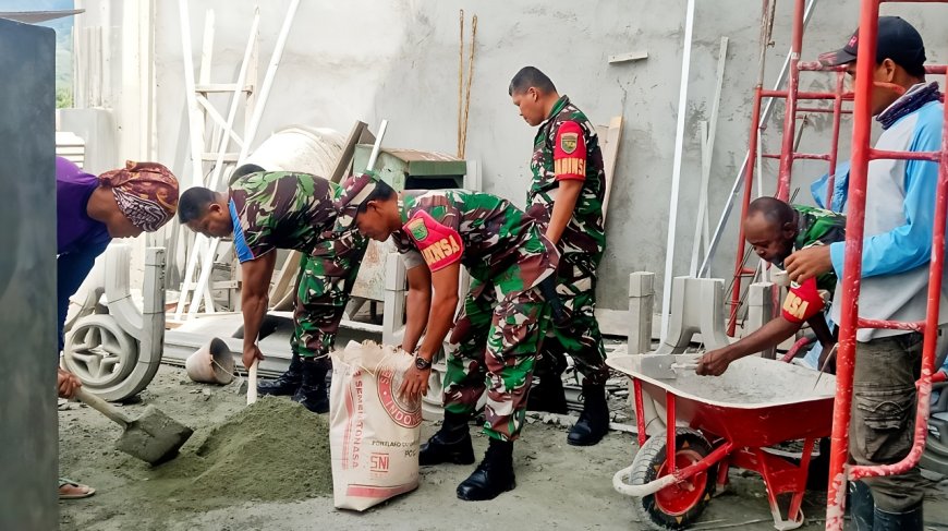 Jalin Toleransi Antar Umat Beragama Babinsa Sentani Gotong Royong Renovasi Gereja Bersama Jemaat