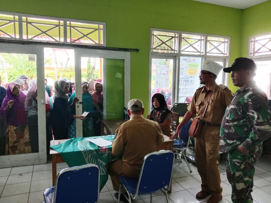 Pastikan Lancar, Babinsa Bumijawa Dampingi Penyaluran Bantuan Beras