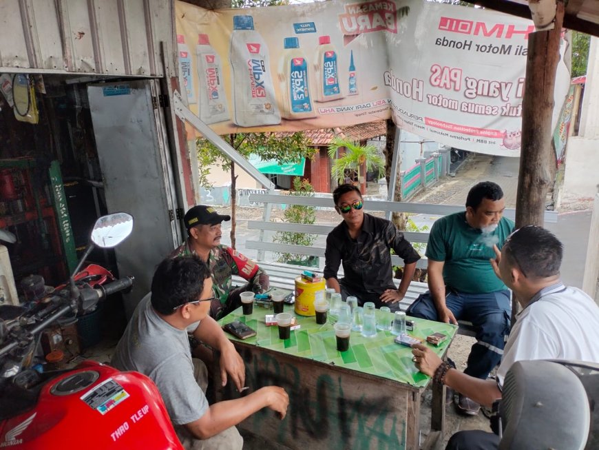 Jalin komunikasi dengan Masyarakat, Babinsa Koramil Kedungbanteng Sambangi Warga