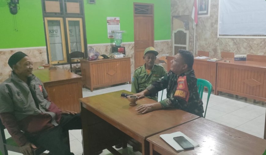 Babinsa Koramil 11/Pangkah melakukan komsos dengan Linmas untuk menjaga keamanan dan ketertiban lingkungan