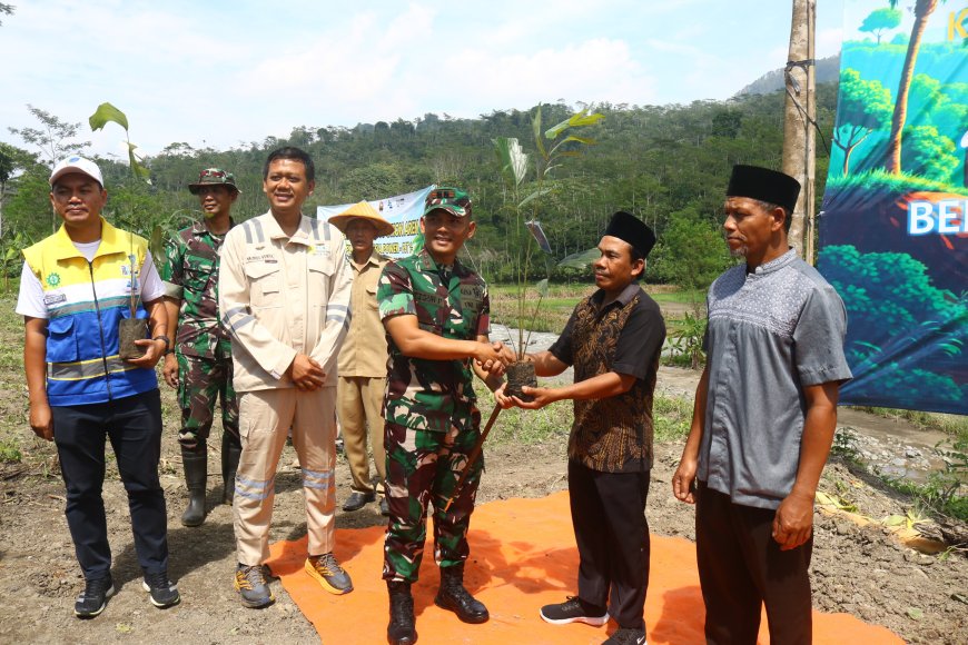 Dandim dan JM Mrica Tanam 1000 Pohon Aren